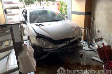 Kontrolden çıkan otomobil 6 kişinin yaralanmasına sebep oldu!