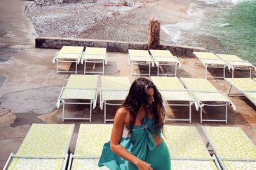Tatil pozlarıyla sosyal medyayı sallıyor!