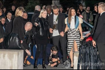 Gazeteci, şarkıcı Justin Timberlake'i defile öncesinde taciz etti