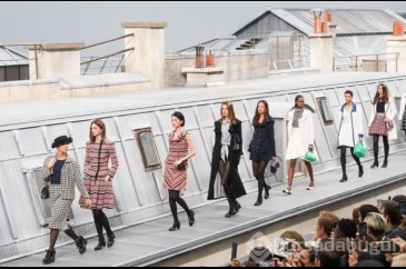 Kim bu? Chanel defilesinde podyuma atladı!