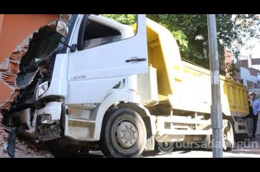 Kamyon binaya çarptı faciadan son anda kurtuldu!