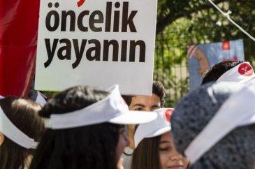 İçişleri Bakanı Soylu yaya geçidi nöbetinde