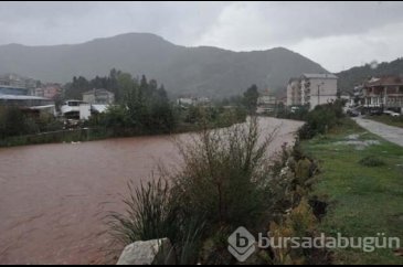 Yamaçlardan gelen sular denizin rengini değiştirdi