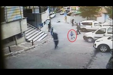 Sokak ortasında çevredeki çocuklara rağmen silahlı çatışma
