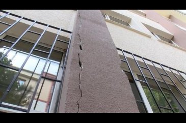 Duvarlarında çatlaklar bulunan okul önünde eylem