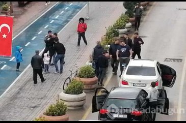  Çocuklarının önünde tekme tokat dövüştüler!