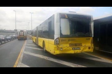 İki metrobüs kafa kafaya çarpıştı!