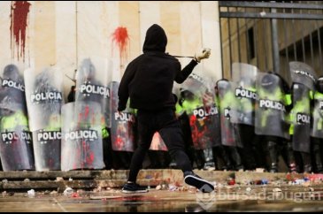 Kolombiya'daki öğrenci protestolarında polisle arbede!