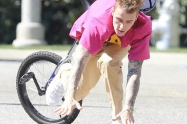 Justin Bieber dengesini kaybedip yere düştü