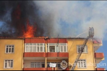 4 katlı binanın çatısında yangın