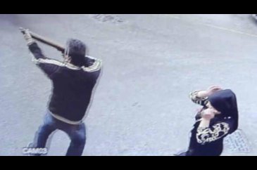 Eşinin çantasından çıkardığı tüfekle, rakiplerini vurdu