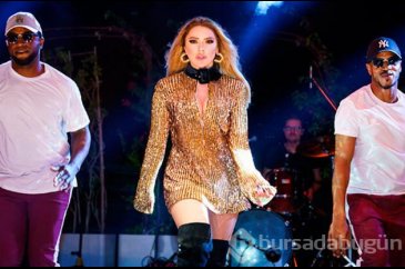 Hadise sahnede duygu dolu anlar yaşadı