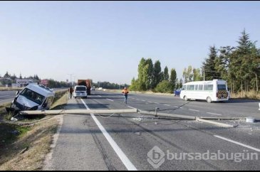 Servis minibüsü devrildi!
