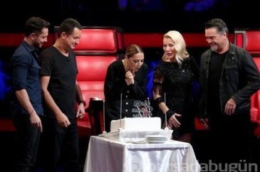 O Ses Türkiye ekibinden Hadise'ye süpriz doğum günü kutlaması
