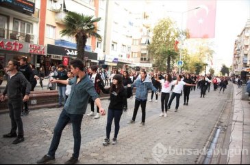 Cumhuriyet Bayramı'nı zeybek oynayarak kutladılar!