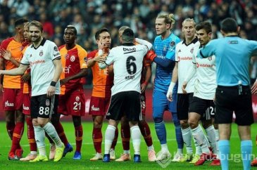Galatasaraylı futbolcular derbi sonrası dansöz oynattı!