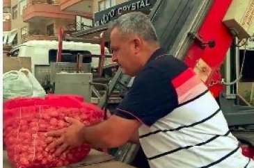 Asansörü olmayan binadaki dairesine pazar alışverişini vinç yardımı...