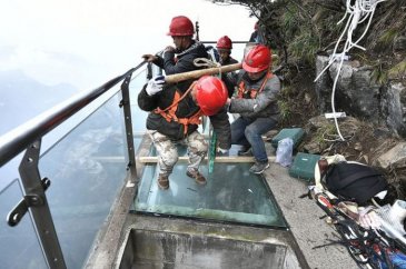 Çin'in ünlü cam köprü ve kaydırakları kapatıldı!