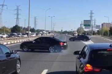 TEM Otoyolu'nu trafiğe kapatıp drift yapan magandalar böyle görüntü...