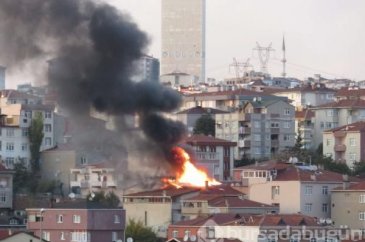 3 katlı apartmanın çatısında yangın çıktı