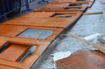Riskli bina için 'kapılı önlem' gitti 'demir bariyer' geldi