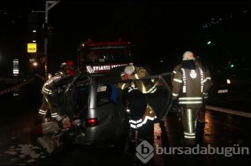 Kazada otomobilde sıkışan hamile kadını itfaiye kurtardı