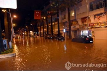Marmaris'te yağış hayatı felç etti