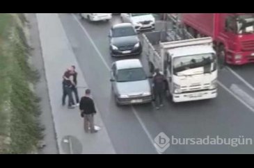 Trafikte sopalarla kavga ettiler