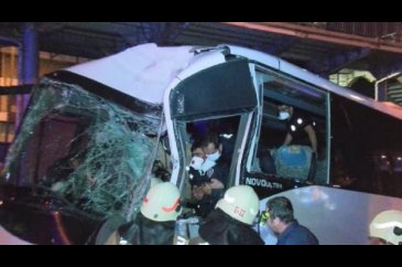 Polis midibüsü kaza yaptı