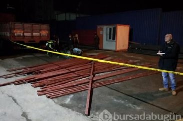 Forkliftteki demirler motosikletin üzerine düştü!