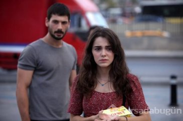Güzel oyuncu mini eteğiyle poz verdi için eleştiri yağmuruna tutuldu!