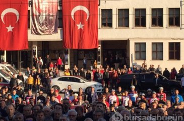 Bursa'da Atatürk Anıtı önünde tören düzenlendi