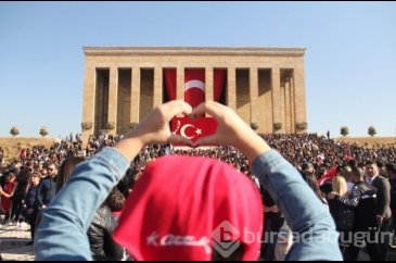 Anıtkabir binlerce ziyaretçi ile doldu taştı