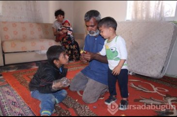 Elindeki plastik şişelerle yaşamak zorunda yoksa kendine zarar veriyor