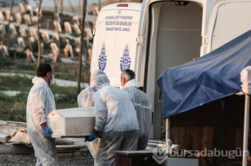  Kardeşlerin naaşını maskeli AFAD ekibi taşıdı
