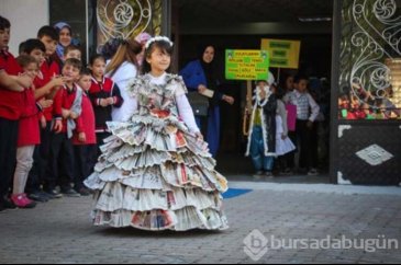 Atık malzemelerden hazırladıkları kostümleri giyerek broşür dağıttılar