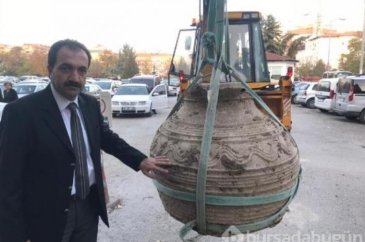 Tarlasını sürerken bin yıllık pitos buldu