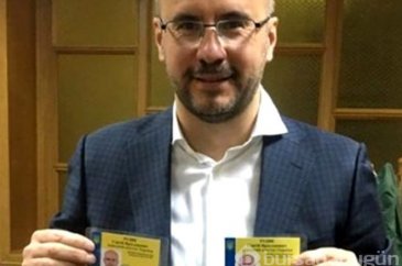 Ünlü siyasetçi Joker maskesiyle parlamentoyu bastı!