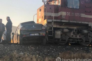 Tren otomobile çarptı!