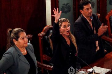 Kürsüye çıktı ve kendini başkan ilan etti