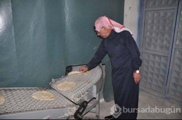 Suriyeli sanatçı Akçakale'de fırın açıp fakirlere ekmek dağıtıyor