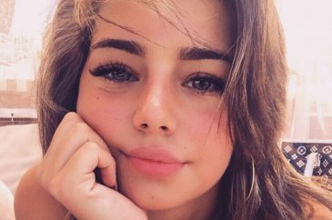 Aycan Yanaç güzelliğiyle büyülüyor!