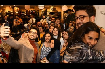 Alp Navruz, sevenleriyle bir araya geldi.
