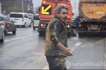 Yola saçılan çamur trafiği durdurdu
