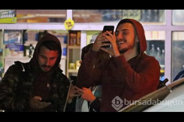 Genç kadını cips yiyerek izlediler
