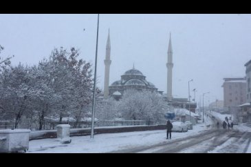 Bingöl'ün  ilçeleri güne karla uyandı