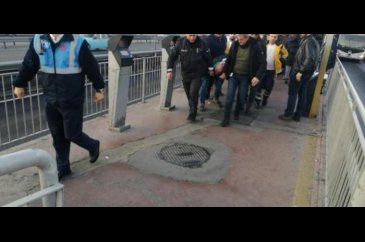 Durakta fenalaşarak düşen kişiye metrobüs çarptı