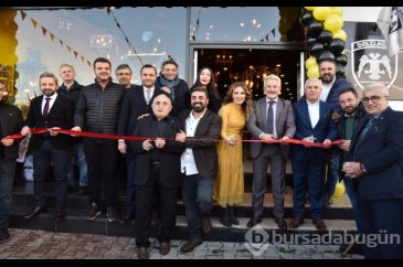 Bursa'da ahşap mağazası açılışına ünlü akını