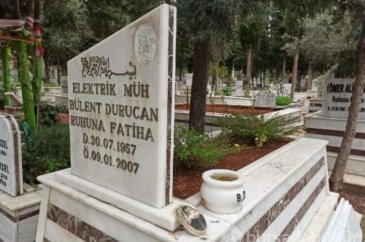 Mezar taşındaki fotoğrafları kırdılar!