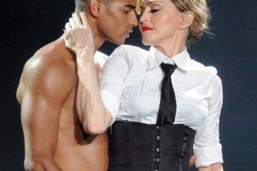 Madonna balkonda fena yakalandı